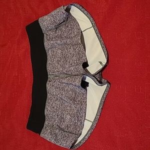Lululemon Atletica Active Short, Size 6, Color Gray and Black ⚫️ 😍 ♥️ 👌